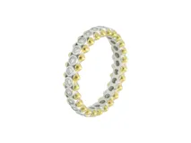 Anillo de plata 925 con baño de oro, engastado con una hilera continua de circonias cúbicas redondas.