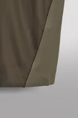 Camiseta de entrenamiento de corte relajado, confeccionada en tejido técnico ligero, elástico y semitransparente. Presenta cuello redondo, manga corta y costuras termofijadas.