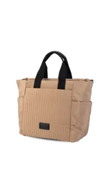 Cartera tipo tote de diseño capitoneado en color marrón claro, con doble asa de mano negra y bolsillos laterales. Presenta un diseño acolchado con líneas verticales en el frente y rombos en los laterales, e incluye una etiqueta decorativa con logo.