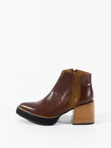 Bota corta de cuero color marrón, con elástico lateral, cierre interno, plataforma delantera y taco cuadrado de madera.