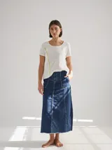 Remera de manga corta color blanco con cuello redondo y detalle de línea vertical en color amarillo neón. Confeccionada en algodón con un toque de spandex para mayor comodidad.