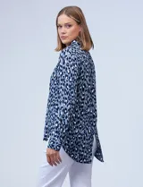 Camisa de manga larga con estampado animal print en tonos celeste, blanco y negro. Tiene cuello clásico y cierre frontal con botones ocultos. Marca Alexander Jordan.