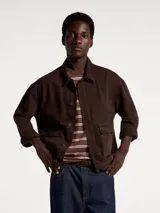 Camiseta de manga corta con cuello redondo, confeccionada en algodón con diseño de rayas horizontales en tonos marrón y blanco.