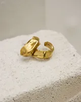 Aros tipo argollas de diseño artesanal con acabado texturizado y forma irregular. Fabricados en bronce y alpaca, con pernos y cierres de plata 925.