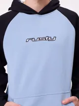 Canguro con capucha de estilo deportivo, con cuerpo en color celeste y mangas raglán en color negro. Presenta el logo de la marca estampado en el pecho, bolsillo tipo canguro frontal y franjas blancas laterales en las mangas.