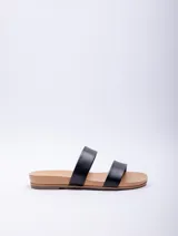 Sandalia baja de símil cuero color negro, con doble tira sobre el empeine.