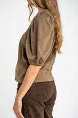 Remera color ladrillo de algodón peinado, de corte ajustado, con cuello redondo y mangas globo 3/4.