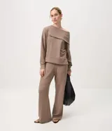Pantalón recto color marrón topo confeccionado en tejido anarruga de corte holgado, con cintura elástica y bolsillos laterales.