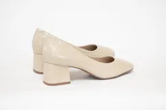 Zapato de salón color beige con textura de piel de cocodrilo, tacón cuadrado y puntera ligeramente cuadrada y redondeada.