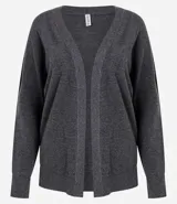 Cardigan de punto básico, con mangas largas y sisa desplazada. Presenta un diseño abierto sin botones, confeccionado en un tejido de punto ligero y versátil.