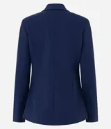 Blazer azul marino de corte entallado y largo medio, confeccionado en punto Roma con viscosa. Presenta cuello con solapa, manga larga, cierre frontal con dos botones y bolsillos con tapa.