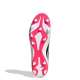 Championes de fútbol Adidas Predator Club para terreno firme (FG), con diseño en color fucsia y blanco, destacando las tres tiras laterales en negro y detalles en amarillo neón.