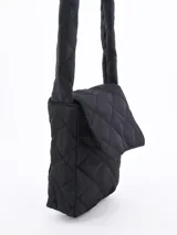 Mochila pequeña acolchada color rojo con patrón de rombos. Tiene solapa con cierre magnético y correa de hombro acolchada.