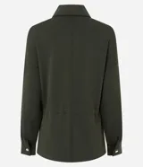 Campera tipo parka color verde oscuro, confeccionada en modal con cierre frontal metálico, cuello camisero, bolsillos frontales y cordón ajustable en la cintura.