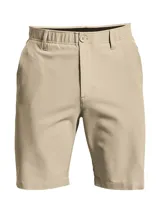 Short Under Armour de golf color beige, de pierna recta, confeccionado en tejido de sarga elástico con tecnología UA Storm repelente al agua. Cuenta con diseño de frente plano y cuatro bolsillos.