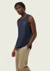 Musculosa de hombre color beige, de corte clásico y sin mangas, con pequeño estampado tipográfico en el pecho.