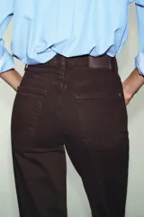 Jeans de tiro alto con corte mom fit, cinco bolsillos y cierre frontal con cremallera y botón.