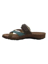 Sandalia de cuero estilo Birkenstock con diseño de tiras cruzadas en el empeine, sujetacintas para el dedo y tira ajustable con hebilla metálica. Suela de corcho y base de goma antideslizante con costuras decorativas visibles.