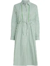 Vestido camisero midi con estampado de rayas verticales verdes y blancas, cuello inglés, cierre de botones y cinturón anudable.
