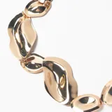 Collar de eslabones irregulares con acabado metálico brillante en tono dorado, con cadena de ajuste en el cierre.