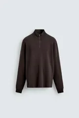 Jersey de punto regular fit, color negro, con cuello perkins y cierre frontal de cremallera. Presenta manga larga y acabados en rib.