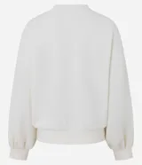 Buzo de algodón color blanco, con diseño de bordado en cuerda negra formando el contorno de una flor en el hombro derecho. Presenta mangas largas con puños ajustados y acabados canelados en cuello y ruedo.