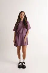 Vestido corto tipo remerón color lila con frunce lateral.