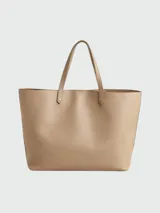 Bolso tote de cuero color beige claro, con asas superiores y silueta rectangular.