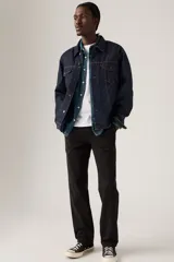 Pantalón chino de corte relajado, confeccionado en sarga de algodón resistente, con diseño de cinco bolsillos y cierre de cremallera con botón.