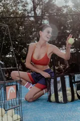 Short deportivo verde militar con cintura elástica y calza interna verde oscuro.