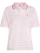 Chomba de piqué de algodón elástico a rayas horizontales blancas y rosas, con cuello polo rosa con ribete rojo, cartera con botones, corte regular, manga corta y logo de Tommy Hilfiger bordado en el pecho.
