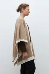 Capa color tostado con bordes festoneados en blanco.