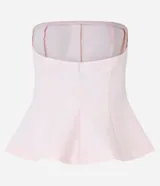 Blusa peplum de viscosa color rosa, con escote strapless, frunces en el busto y volado en la cintura.