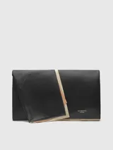 Clutch negro de piel bovina con estructura de lienzos superpuestos y cierre de solapa.