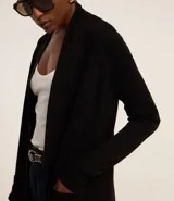 Cárdigan largo de punto color rojo con bolsillos delanteros.