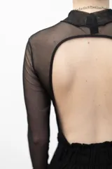 Body negro de microtul elastizado, con cuello alto, mangas largas y espalda descubierta. Incluye pieza de lycra en la zona del busto.