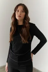 Remera blanca de algodón grueso con cuello redondo y mangas largas.