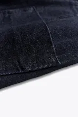 Jeans de tiro alto, pierna ancha y largo al tobillo, en denim celeste claro con efecto lavado. Presenta costura marcada en el centro de cada pierna y cierre frontal con cremallera y botón.