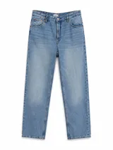 Jean de corte recto y tiro medio, confeccionado en denim de algodón en tono azul claro con efecto lavado.