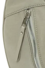 Bandolera negra en forma de luna con dos cierres delanteros.