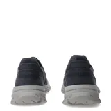 Zapatos tipo slip-on de la marca Caterpillar, confeccionados en lona de color azul marino. Presentan un diseño de estilo casual con costuras reforzadas en la puntera, elásticos laterales para un calce fácil y una suela de goma robusta en color gris con el logo de la marca en el lateral.