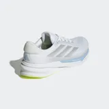 Championes de running Adidas Supernova Stride 2, color blanco con detalles plateados y celestes.