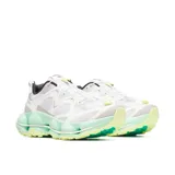 Championes de senderismo Merrell modelo SpeedARC Matis, con diseño técnico en color blanco, detalles en verde menta y toques amarillos. Presentan una entresuela innovadora con tecnología SpeedARC, parte superior de malla transpirable con refuerzos de TPU y suela Vibram MegaGrip para un agarre superior.