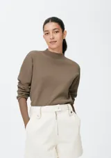 Sweater marrón de punto tejido con cuello alto.