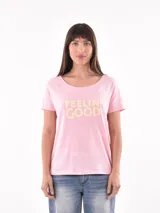 Remera rosa con estampado amarillo con la frase "Feelin' Good".