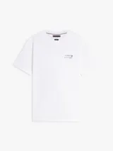Remera Tommy Hilfiger de corte regular y color blanco, con cuello redondo, mangas cortas y logo bordado pequeño en el pecho.