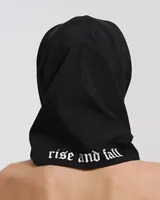 Gorra con visera curva y sistema de ajuste trasero. Incluye pañuelo integrado de seda con estampado abstracto en tonos grises y blancos.