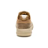 Sneaker Caterpillar Hex Lite Leather para hombre, color marrón claro con detalles en naranja y suela beige. Capellada de cuero, forro interno y forro del calcetín hechos de materiales reciclados. Cuenta con plantilla de espuma PU y suela de EVA liviana.