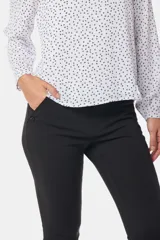 Pantalón clásico color beige, de tela de vestir con spandex para un mejor calce. Incluye bolsillos delanteros con detalle de botón y bolsillo decorativo atrás.