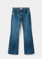 Pantalón de jean estilo flare con tiro bajo, cierre de botón y cremallera, trabillas para cinturón y diseño clásico de cinco bolsillos.